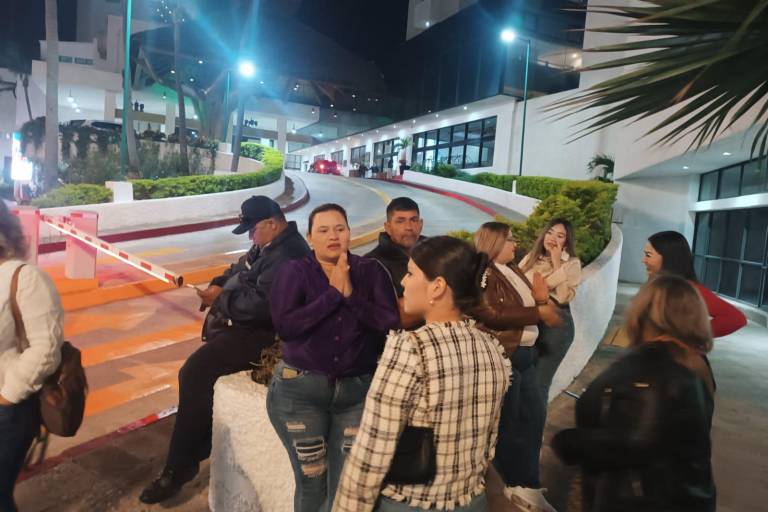 Seguidores de Morena llegan a la Zona Dorada, en Mazatlán, para recibir a Claudia Sheinbaum