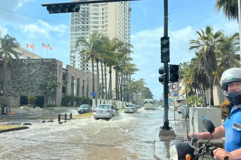 Vialidades de Mazatlán siguen bajo el agua