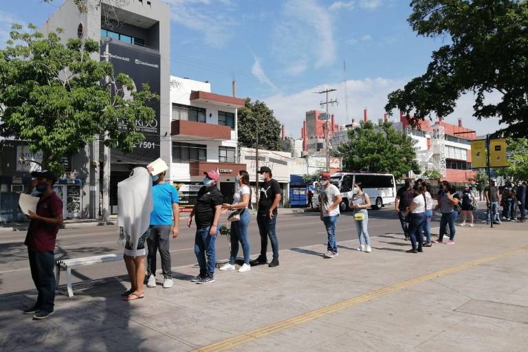 Filas de jóvenes rodean el polideportivo JSM en espera de ser vacunados contra Covid