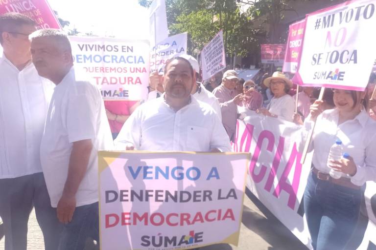 Miles se concentran frente a la catedral de Culiacán en movimiento en defensa de la democracia