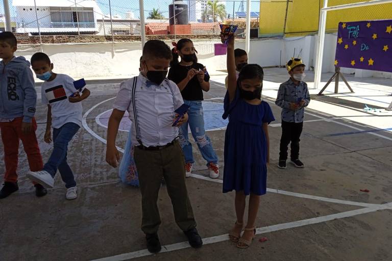 Colegio Valladolid Unidad Centro corona a sus reyes