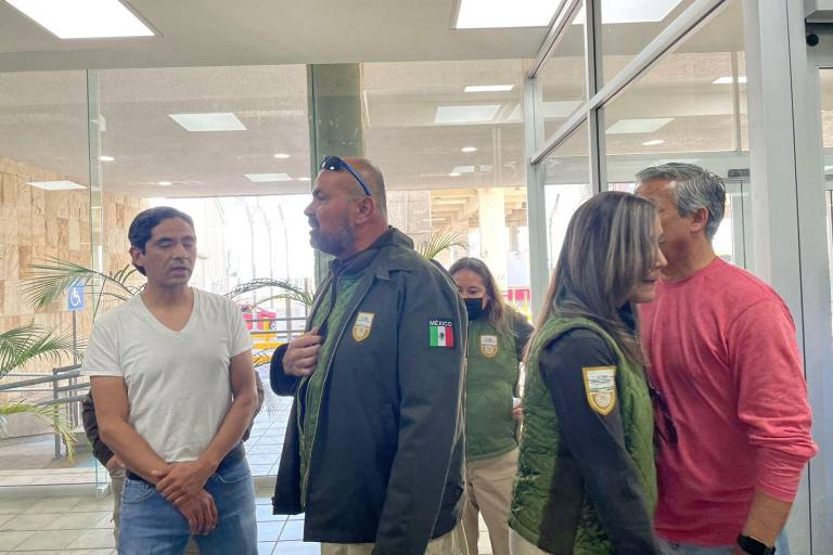 Agentes de Migración protestan por detenciones de compañeros