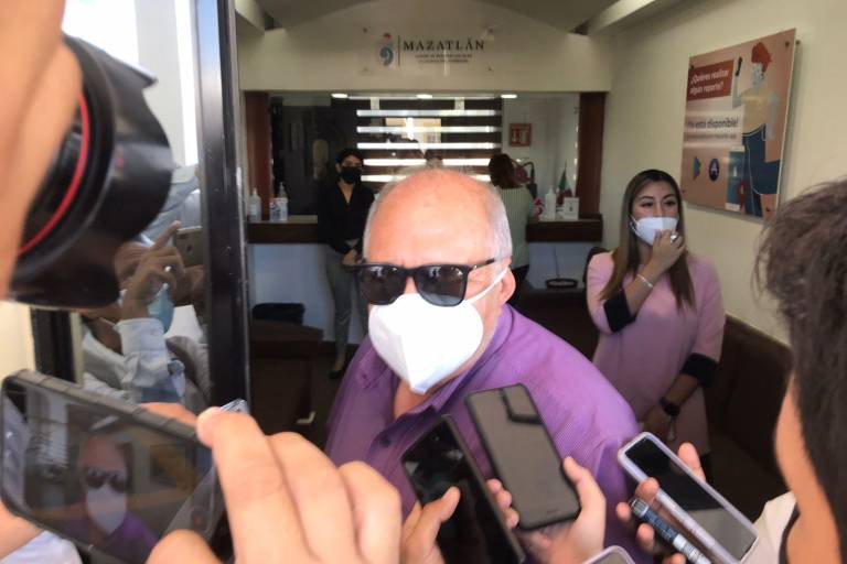 ‘El Químico’ lleva tres viajes para concretar vacunas contra el Covid, pero siempre regresa ‘con las manos vacías’