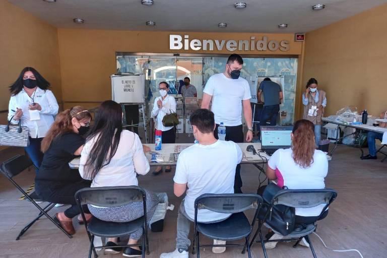 La casilla especial de Plaza Carolinas, en Culiacán, registra una larga fila desde el inicio de la jornada electoral