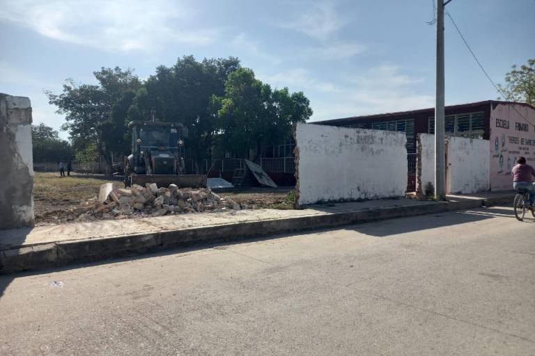 Derriban barda el primaria Héroes de Chapultepec por ser un riesgo para los alumnos
