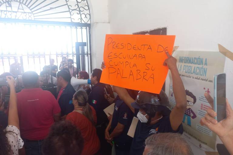 Toman policías Palacio de Escuinapa para pedir homologación de salarios