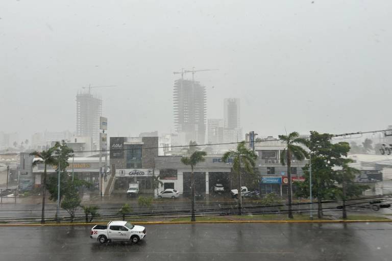 Arrecia lluvia vespertina en Mazatlán en el paso de ‘Ileana’