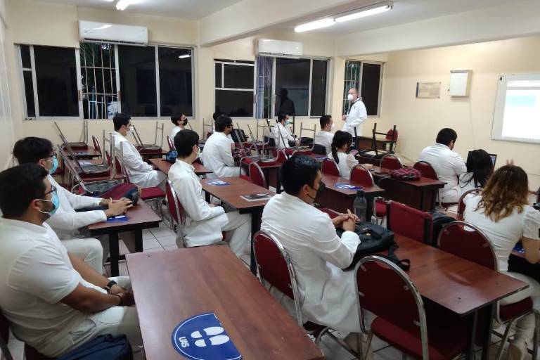 Son momentos de irse adaptando, dice maestro de medicina sobre regreso a las aulas en la UAS