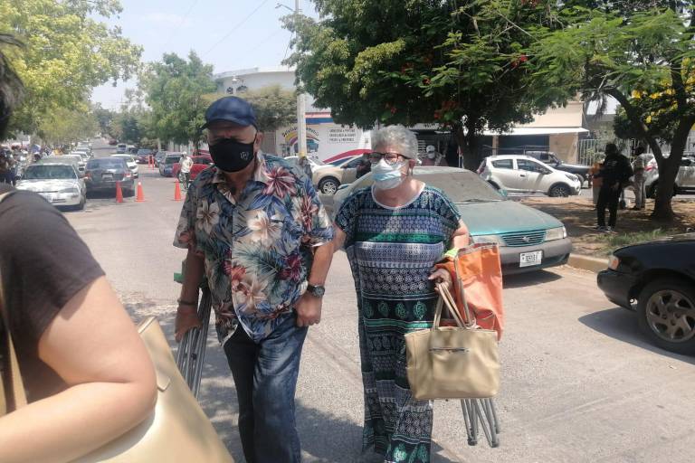 Adultos mayores sortean el calor en Culiacán para completar su esquema de vacunación