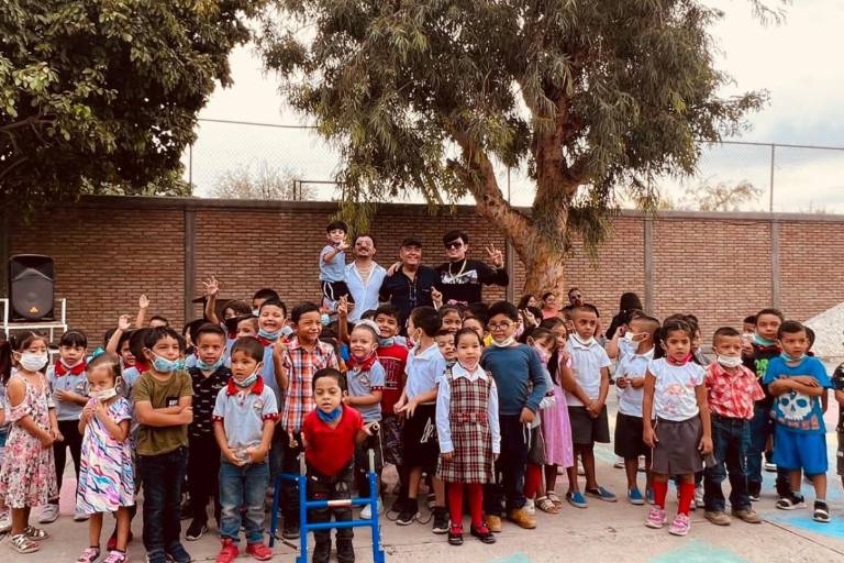 Los Dos Carnales le regalan acordeones a su primer maestro de música