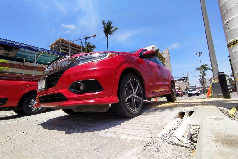 Paso peatonal elevado en Zona Dorada se ‘achicará’, y los nuevos que se construyan serán más bajos, asegura El Químico