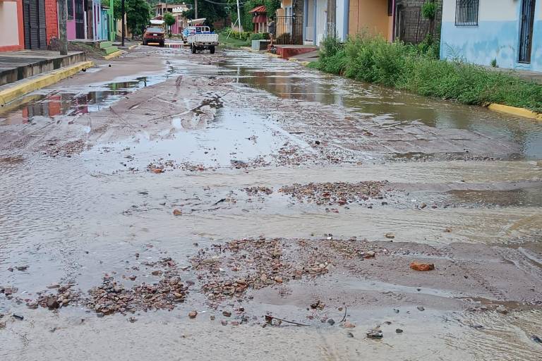 Vecinos de Chametla reportan que las lluvias llenaron calles de tierra y piedras