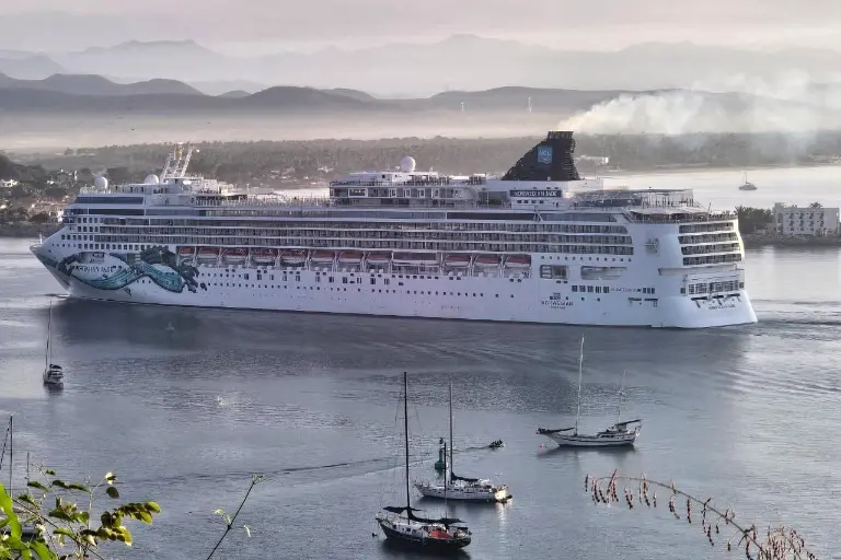 Entrada al puerto de Mazatlán del crucero turístico Norwegian Jade.