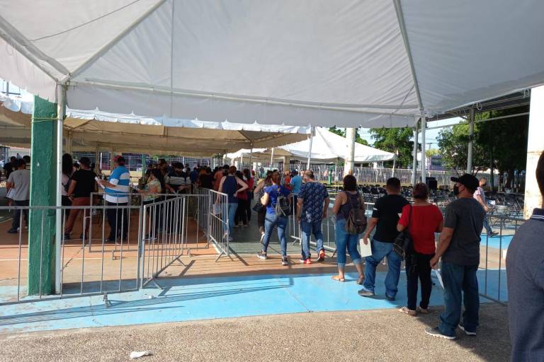 En Culiacán, madrugan para recibir la segunda dosis de la vacuna contra el Covid-19