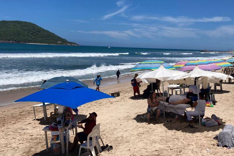 Disfrutan cientos de las playas en un fin de semana muy caluroso en Mazatlán