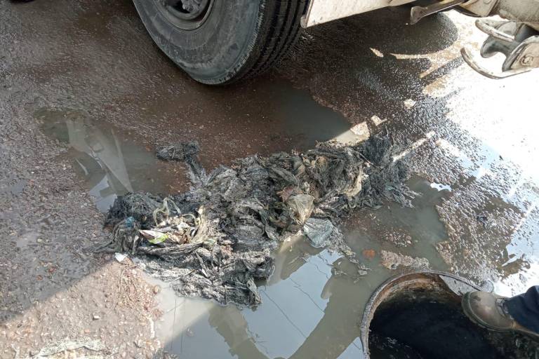 JUMAPAM extrae un “tapón de trapos” del alcantarillado en Villa Verde