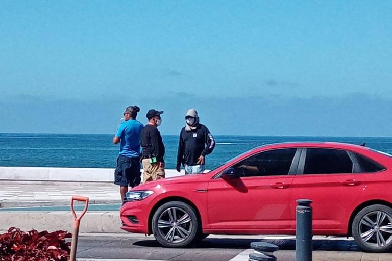 En Mazatlán, grabación de serie genera tráfico en el malecón y roces de personal de seguridad con la prensa