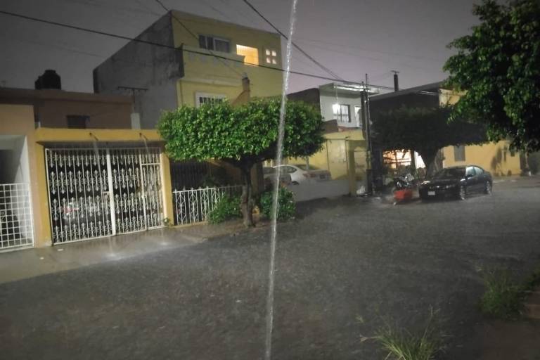 Cae fuerte lluvia con relámpagos y truenos la noche de este martes en Mazatlán