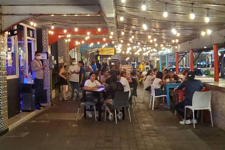 Por aumento en contagios de Covid, Gobierno de Mazatlán reduce al 60% el aforo en antros, bares, restaurantes y estadios