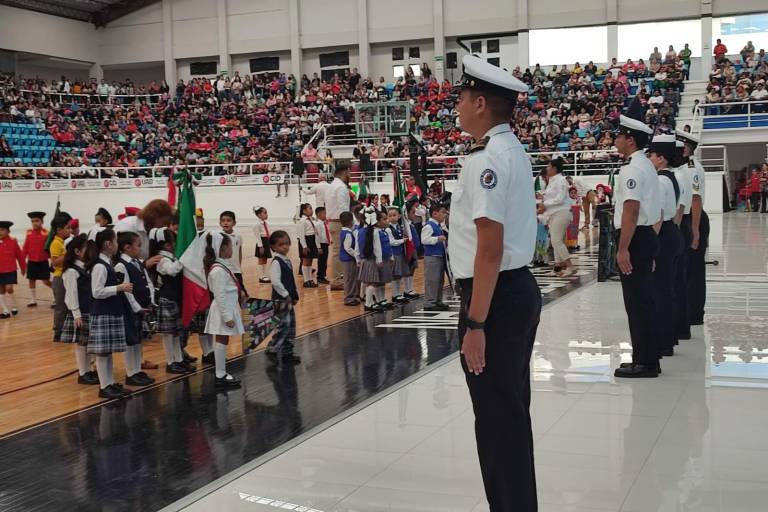 Celebran con desfile de escoltas de preescolar el Día de la Bandera