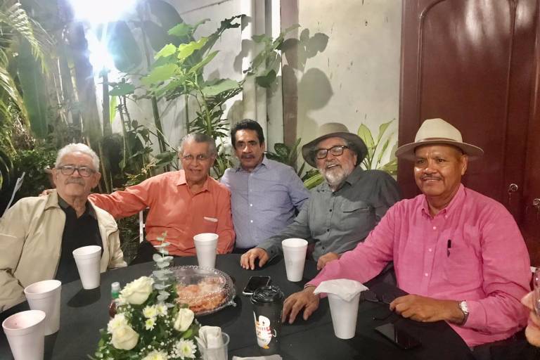 Festejan a Eduardo Niebla Álvarez con fiesta sorpresa