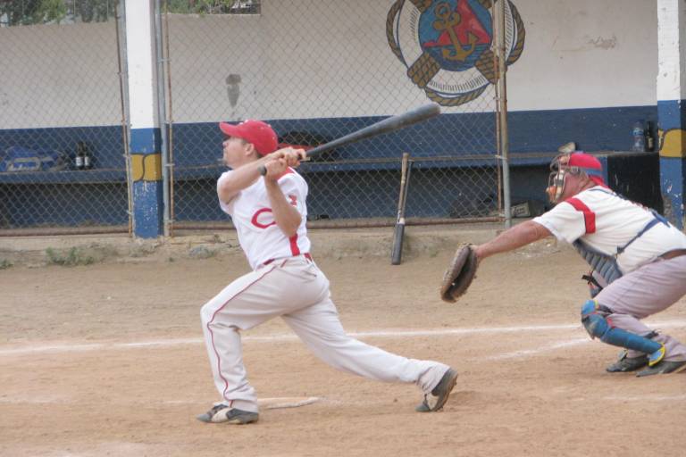 Panteras Bats hace garras a Carnicería Amelia en la Liga de Beisbol Mercados