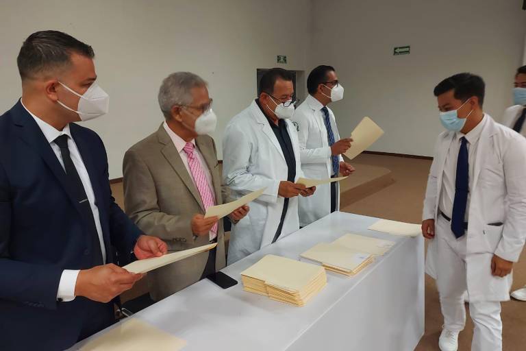 Se gradúa una nueva generación de médicos internos del HGC