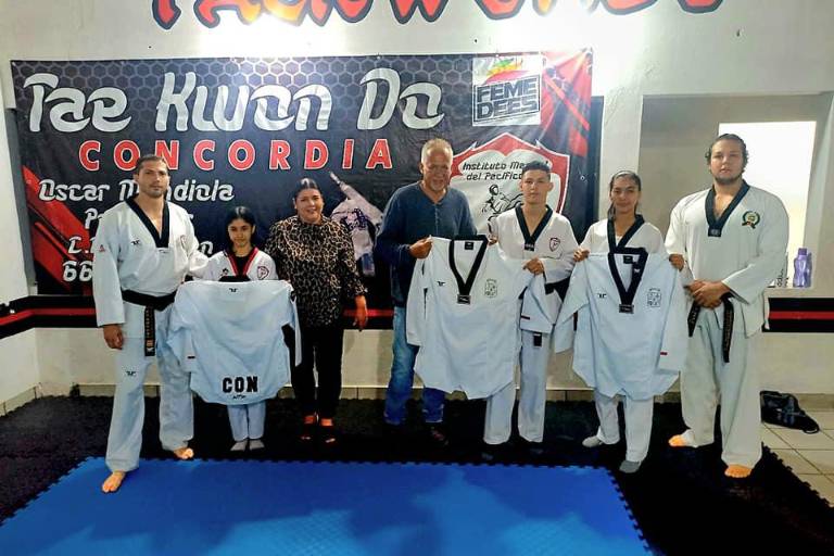 Taekwondoínes de Concordia reciben su uniforme