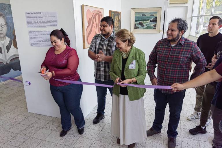 Admiran escuinapenses obras del Isic que forman parte del acervo del Museo de Arte de Mazatlán