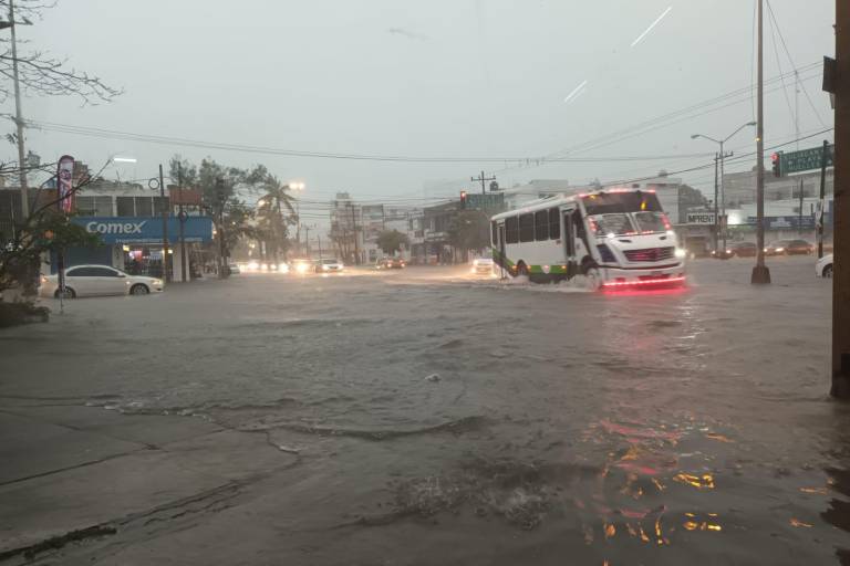 Azota fuerte viento y lluvia a Mazatlán
