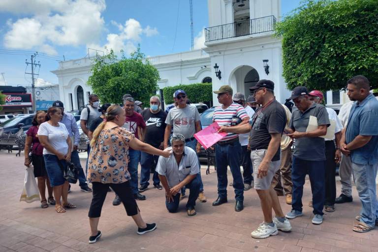 Alistan en Escuinapa revisión de petición de viudas de policías y agentes jubilados sobre homologación de pensiones