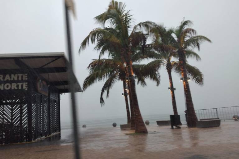 Desde Mazatlán hasta Escuinapa, por más de 24 horas, ‘Nora’ mantiene sumergido en el agua al sur de Sinaloa