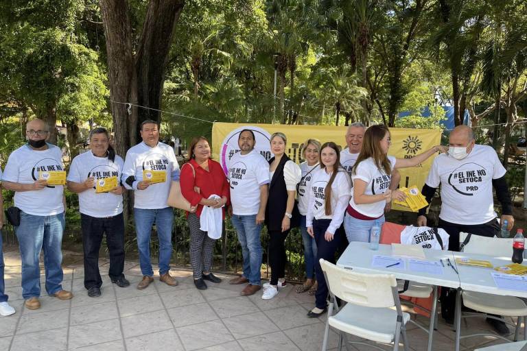 En Culiacán, el PRD recolecta firmas para defender el INE de la Reforma Electoral
