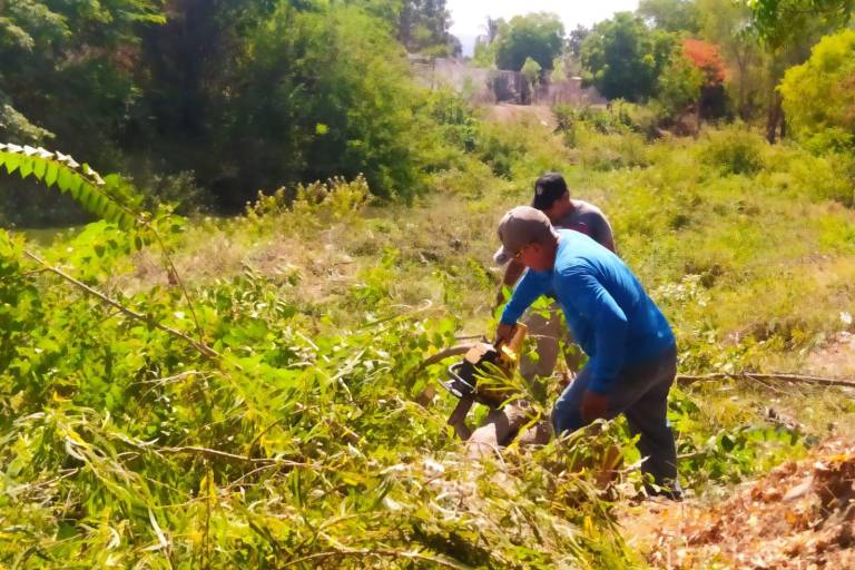 Limpian el cauce del Arroyo Buñigas en Escuinapa