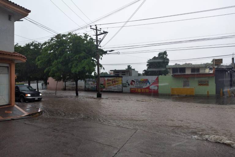 Calles inundadas dejan las lluvias del domingo en Culiacán; autoridades salen en auxilio de la ciudadanía