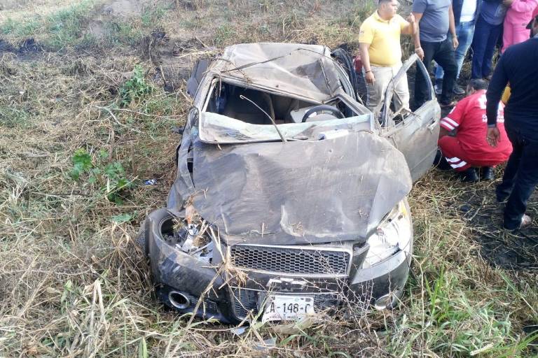 Joven queda herido de gravedad en volcadura sobre carretera Escuinapa-Teacapán