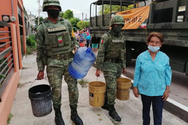 Ejército entra al quite y reparte agua en la Colonia Juárez de Mazatlán; también lo hacen Conagua y Jumapam
