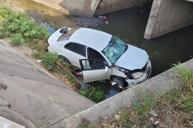 Conductora pierde el control y cae con su auto a canal pluvial en Mazatlán