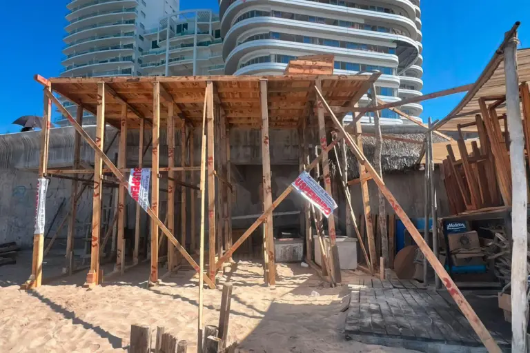 Clausura de la instalación de un templete a un costado del Malecón de Mazatlán.