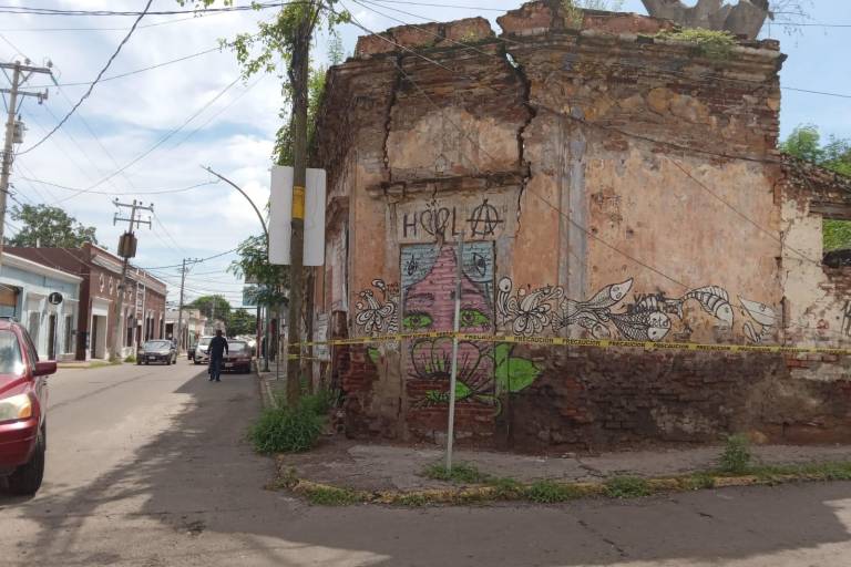 Fachada de vieja casona en el Centro de Culiacán está a punto de colapsar