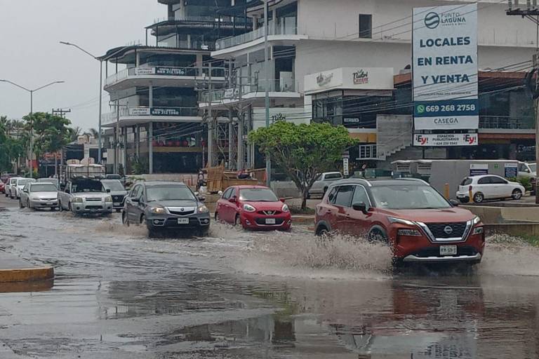 Provocan fuertes encharcamientos en algunas avenidas lluvias que cayeron durante las últimas horas en Mazatlán
