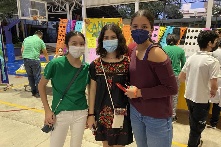 Conviven en la fiesta mexicana