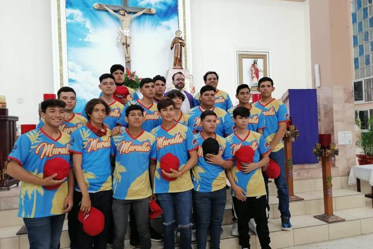 Equipo del Club Deportivo Muralla sale rumbo a Tijuana para competir en el Nacional Solo 15 años