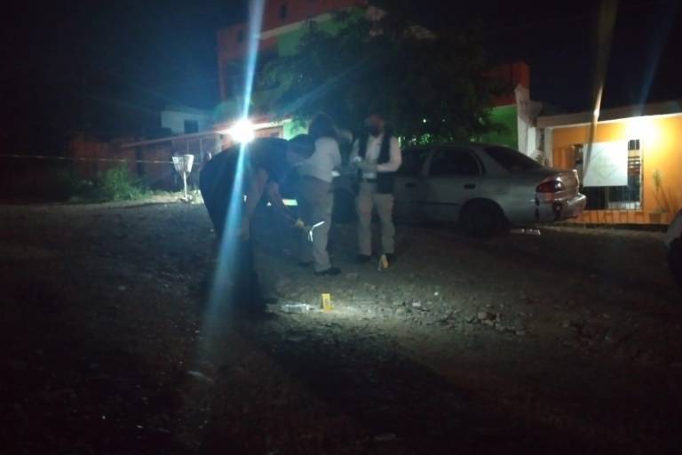 Balean auto estacionado la Buenos Aires en Culiacán