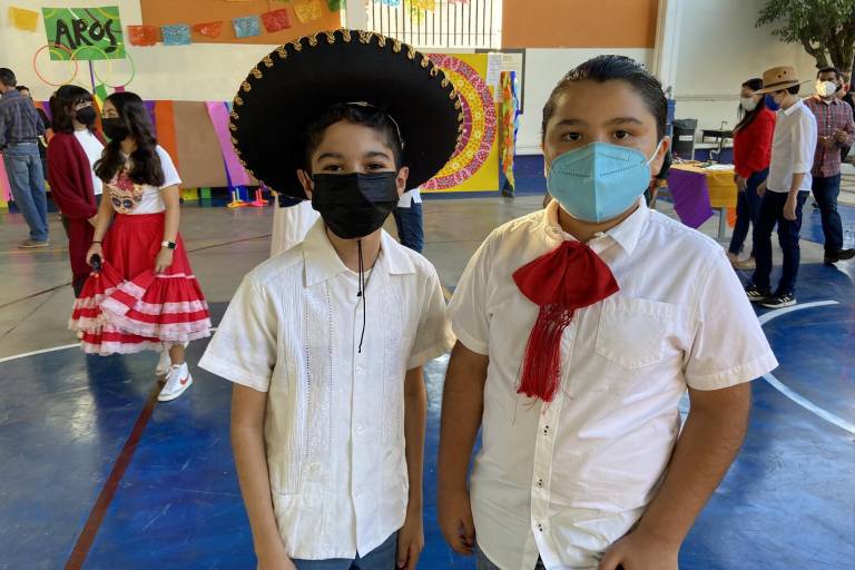 Conviven en la fiesta mexicana