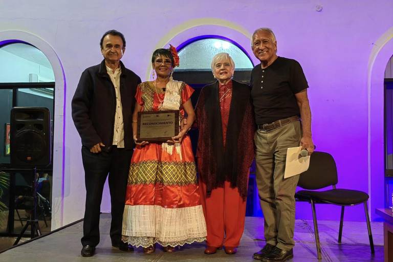 Reconocen a Rebeca Llamas por sus 50 años de trayectoria, en Mazatlán