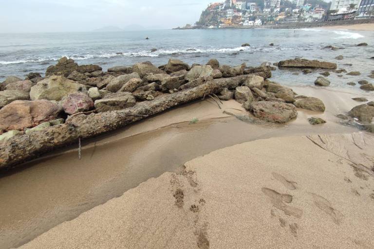 Persiste el escurrimiento de agua en el dren de Olas Altas, en Mazatlán
