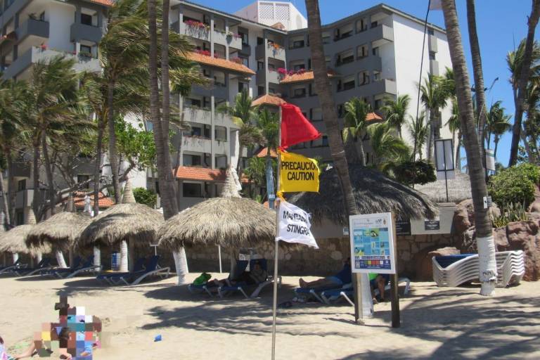 Reportan a dos bañistas afectados por quemadores en playas de Mazatlán