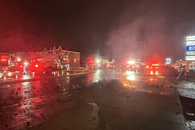 Se desploma ambulancia aérea en Filadelfia; iban a bordo seis mexicanos, incluída una niña de 6 años