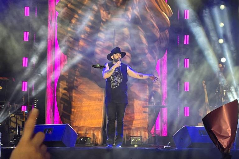 Dedica Carín León su concierto en Mazatlán a los ‘dolidos del corazón’